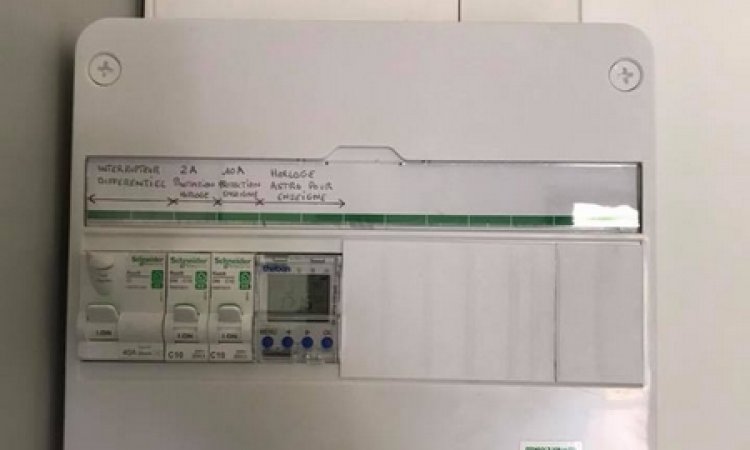 Connect’Élec Électricien à Tournans - Électricité, pose d'un nouveau tableau complémentaire pour l'alimentation d'une enseigne avec coupure pompiers